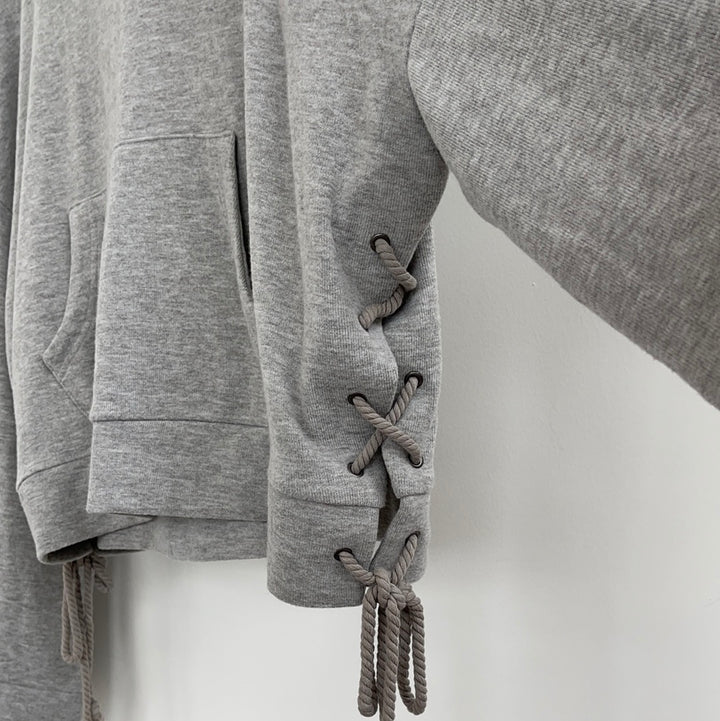 Cupcakes and Cashmere - Sweatshirt in Light Heather Grey