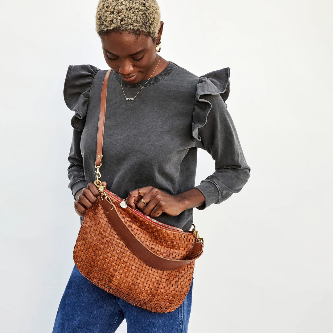 Clare V. - Moyen Messenger in Natural Woven Checker