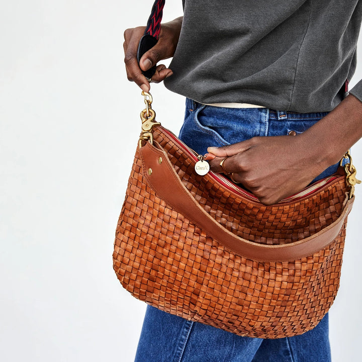 Clare V. - Moyen Messenger in Natural Woven Checker