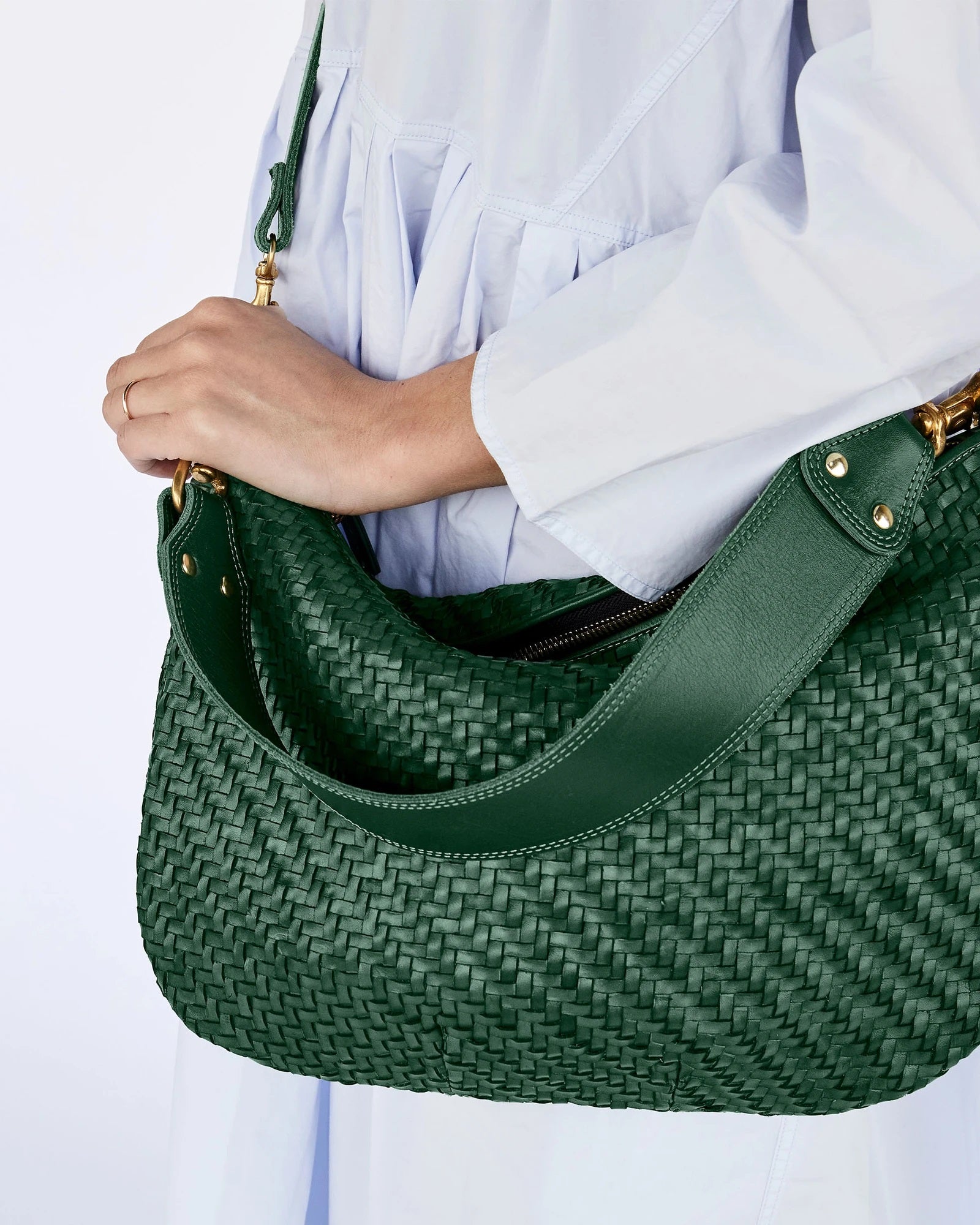 Clare V. - Moyen Messenger in Evergreen Woven Zig-Zag – Blond Genius