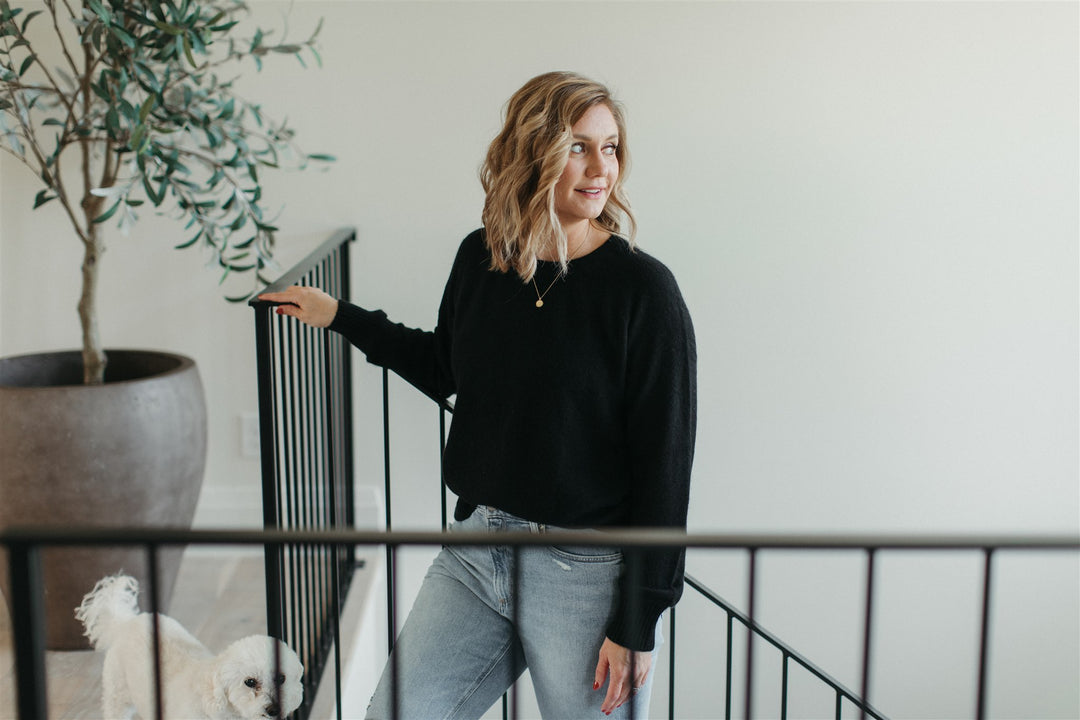 Tenlea Hunter - Cashmere Crewneck Sweatshirt in Black Clothing - Sweaters