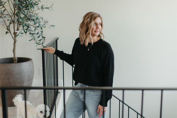 Tenlea Hunter - Cashmere Crewneck Sweatshirt in Black Clothing - Sweaters
