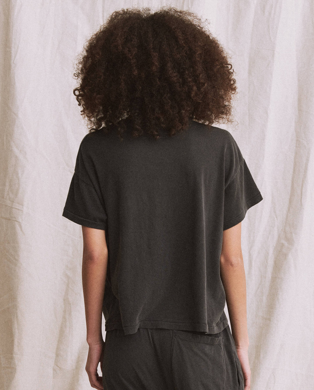 The Great - The Pocket Tee in Washed Black Short Sleeve Tees