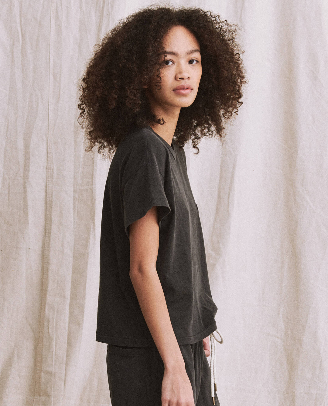 The Great - The Pocket Tee in Washed Black Short Sleeve Tees