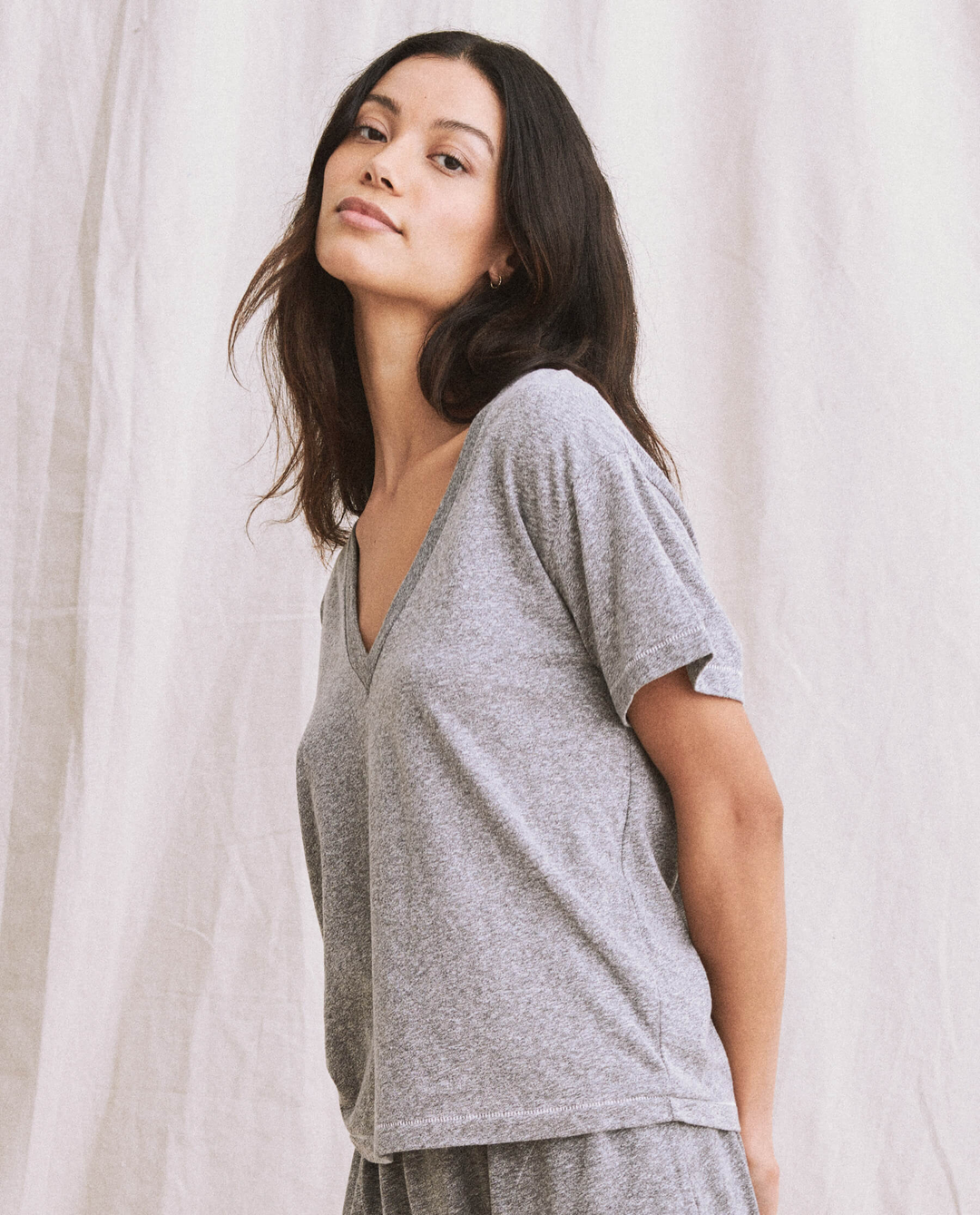 The Great - The V-Neck Tee in Heather Grey