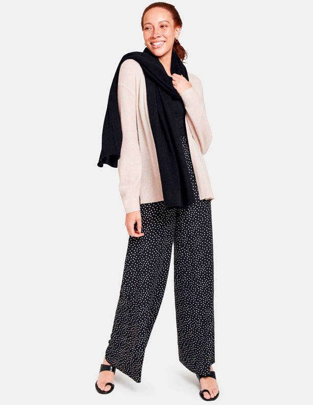 White + Warren - Cashmere Travel Wrap in Black Scarves
