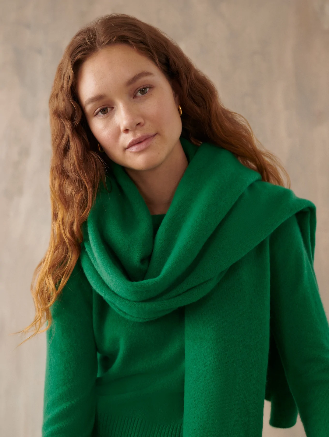 White + Warren - Cashmere Travel Wrap in Electric Emerald Scarves