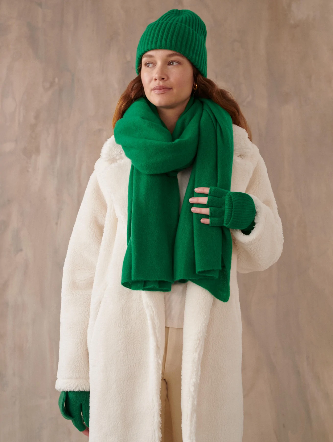 White + Warren - Cashmere Travel Wrap in Electric Emerald Scarves