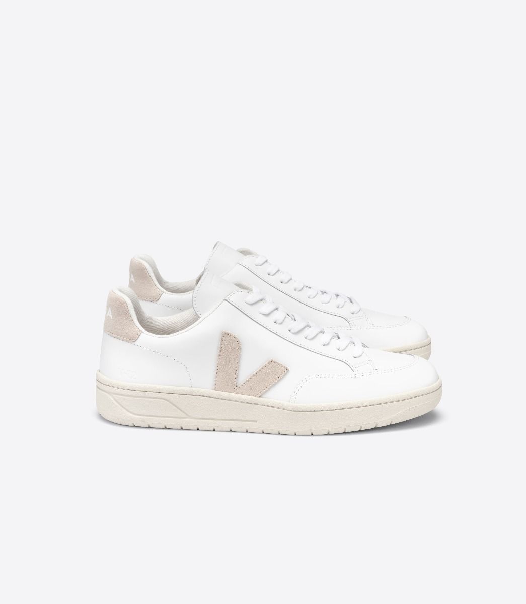 Meget sur Dødelig Opbevares i køleskab Veja - V-12 Leather Sneakers in Extra White Sable | Blond Genius