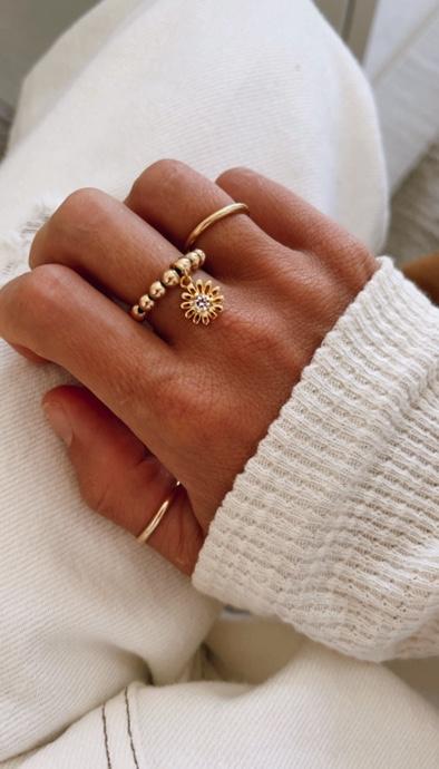 Alexa Leigh - Gold Daisy Charm
